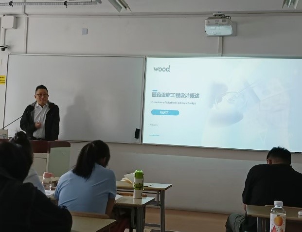 一群人看着桌子上的电视

AI 生成的内容可能不正确。