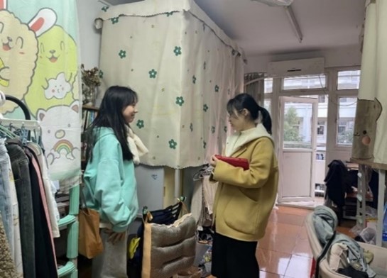 房间里的人们
低可信度描述已自动生成