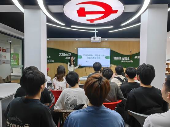 一群人在台上演讲

AI 生成的内容可能不正确。